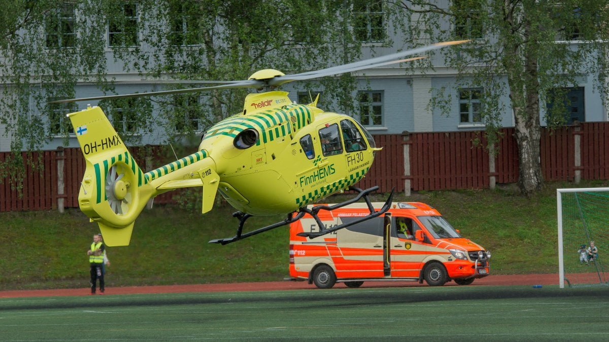 Ambulanssi odottaa helikopterilla saapuvaa lääkäriä
